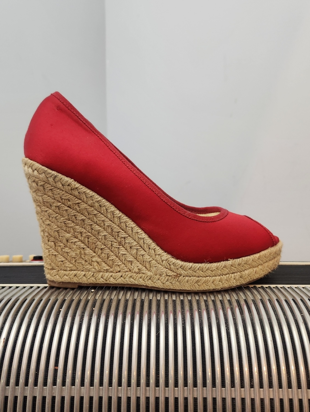 NWOT - BOUTIQUE NORDSTROM RED SATIN PEEP TOE WEDGE HEELS SIZE 7